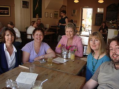 lunch met engelse IET Master Instructors tijdens de Glastonbury workshop met Annelies Hoornik